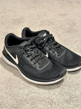 Nike Free Run Women's Athletic Shoes US 9.5 Black & White